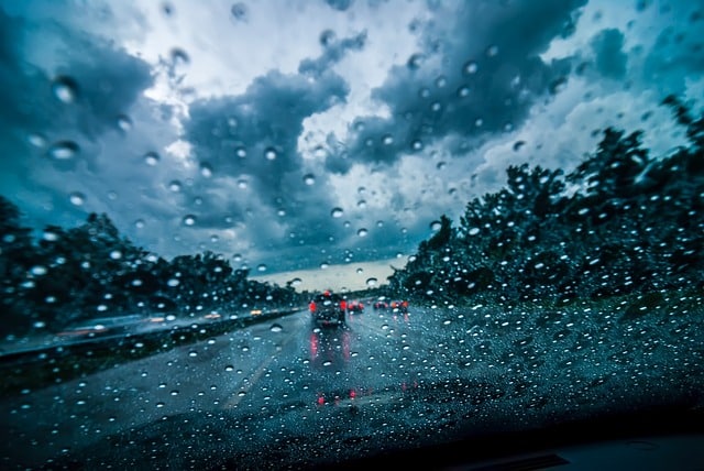 Coche con lluvia