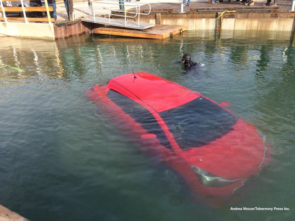 coche-en-lago-canada